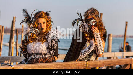 Venezia, Italia-febbraio 18,2012: ritratto di due giovani donne che indossano un bellissimo costume specifico vicino alla gondola's dock in piazza san marco a venezia Foto Stock