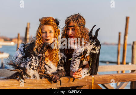 Venezia, Italia-febbraio 18,2012: ritratto di due giovani donne che indossano un bellissimo costume specifico vicino alla gondola's dock in piazza san marco a venezia Foto Stock