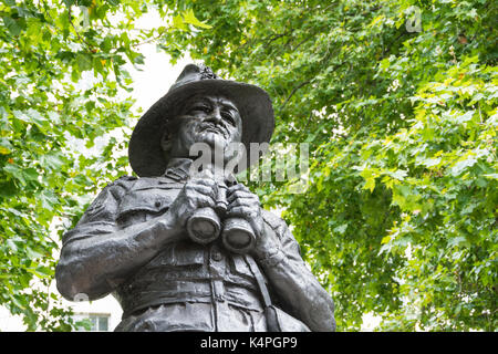 Scultura in bronzo di Ivor Roberts-Jones del maresciallo di campo William Joseph Slim, Whitehall, London, Regno Unito Foto Stock