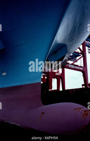 Dal porto di Amburgo Germania - MAERSK EVORA 354 METRI DI LUNGHEZZA CONTENITORE NAVE - EVORA MAERSK BULBOWS BOW - porto di Amburgo - pellicola di argento © Frédéric BEAUMONT Foto Stock