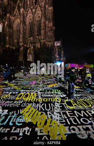 Installazione di luce intorno alla cattedrale di Colonia, parole e facciate Foto Stock