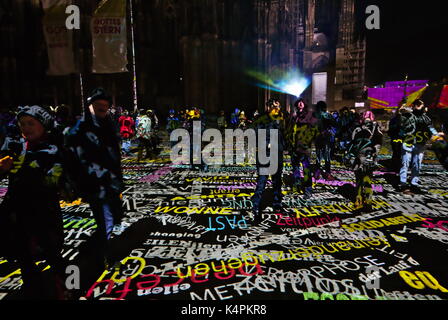 Installazione di luce intorno alla cattedrale di Colonia, parole e facciate Foto Stock