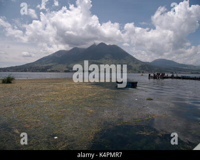 Imbabura, Ecuador - 2017: vista del lago San Pablo e cerro imbabura, situato ad un altitudine di 2700m. Foto Stock