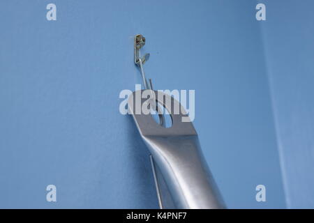 In prossimità di una coppa di argento appesa sul muro di cucina Foto Stock