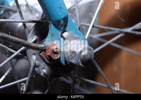 Close up di un arrugginito ruota di bicicletta Foto Stock