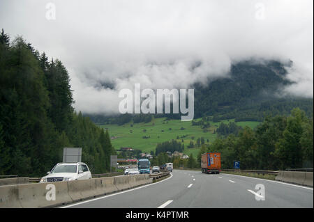 Alpi nella nebbia visto dall Autostrada del Brennero A 13 in Tirolo, Austria. 1 settembre 2017 © Wojciech Strozyk / Alamy Stock Photo Foto Stock