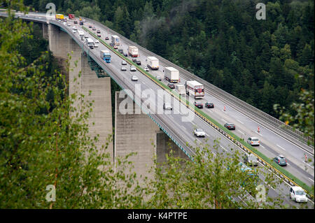 190 metri Europabrücke alta e A13 autostrada del Brennero in Schonberg im Stubaital, Tirolo, Austria, era il ponte più alto d'Europa. 1 settembre 2017 © W Foto Stock