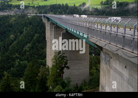 190 metri Europabrücke alta e A13 autostrada del Brennero in Schonberg im Stubaital, Tirolo, Austria, era il ponte più alto d'Europa. 1 settembre 2017 © W Foto Stock