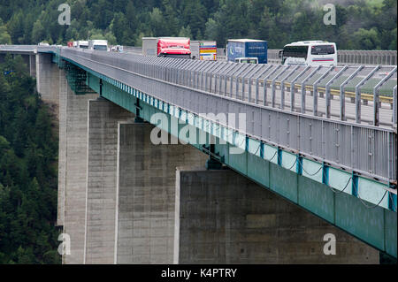 190 metri Europabrücke alta e A13 autostrada del Brennero in Schonberg im Stubaital, Tirolo, Austria, era il ponte più alto d'Europa. 1 settembre 2017 © W Foto Stock