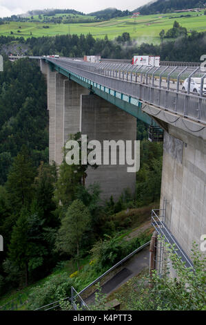 190 metri Europabrücke alta e A13 autostrada del Brennero in Schonberg im Stubaital, Tirolo, Austria, era il ponte più alto d'Europa. 1 settembre 2017 © W Foto Stock