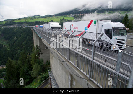 190 metri Europabrücke alta e A13 autostrada del Brennero in Schonberg im Stubaital, Tirolo, Austria, era il ponte più alto d'Europa. 1 settembre 2017 © W Foto Stock