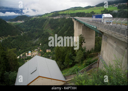 190 metri Europabrücke alta e A13 autostrada del Brennero in Schonberg im Stubaital, Tirolo, Austria, era il ponte più alto d'Europa. 1 settembre 2017 © W Foto Stock