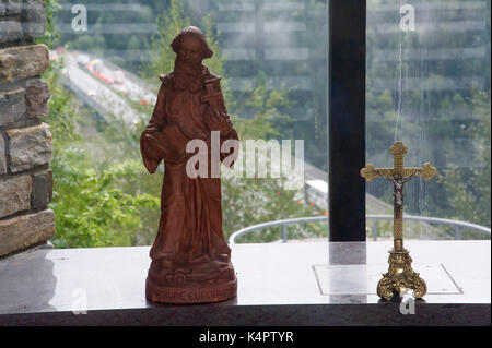 La figura di san Benedetto da Norcia, Patrone d'Europa, in Europakapelle e 190 metri Europabrücke alta e A13 autostrada del Brennero in Schonberg im Stuba Foto Stock