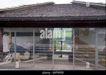 Europakapelle con Karl Plattner di affreschi e 190 metri Europabrücke alta e A13 autostrada del Brennero in Schonberg im Stubaital, Tirolo, Austria, era il Foto Stock