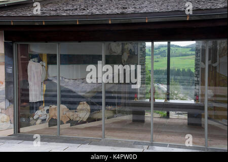 Europakapelle con Karl Plattner di affreschi e 190 metri Europabrücke alta e A13 autostrada del Brennero in Schonberg im Stubaital, Tirolo, Austria, era il Foto Stock