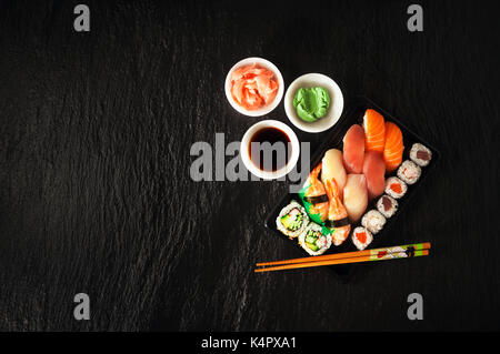 Set di sushi sashimi e rotoli di sushi servita su pietra ardesia Foto Stock