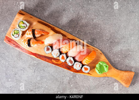 Set di sushi sashimi e rotoli di sushi servita su pietra ardesia Foto Stock