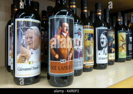 Bottiglie di vino rosso con etichette raffiguranti Adolf Hitler, il papa Giovanni Paolo II, Napoleone Bonaparte e Mona Lisa in Italia 1 settembre 2017 © Wojciech Strozyk Foto Stock