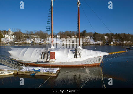 Il windjammer timberwind wainting per la primavera nel porto di Camden, Maine. Foto Stock