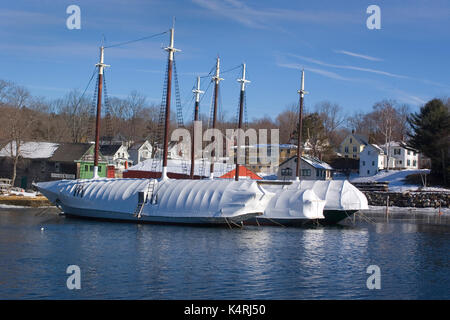 In pelo in inverno di riposo nel porto di Camden, Camden, Maine Foto Stock