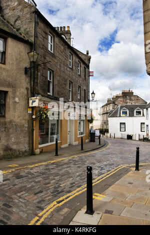 Vecchi edifici in una High Street acciottolata a South Queensferry vicino a Edimburgo, Scozia, Regno Unito Foto Stock