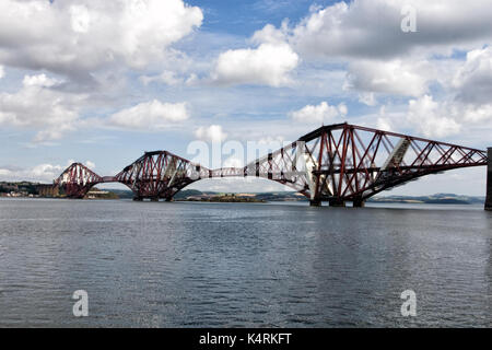 Il Forth Rail Bridge a sbalzo in esecuzione attraverso il Firth of Forth è un iconico struttura di collegamento di North e South Queensferry Edimburgo in Scozia Foto Stock