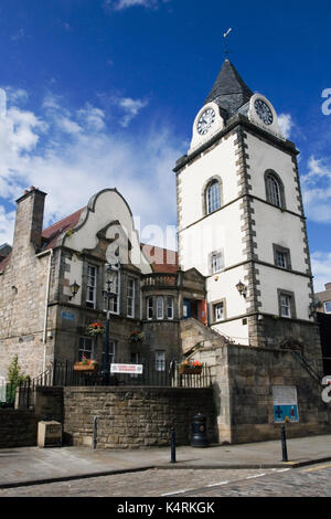 South Queensferry tolbooth town hall situato su un high street in queensferry, Edimburgo, Scozia Foto Stock