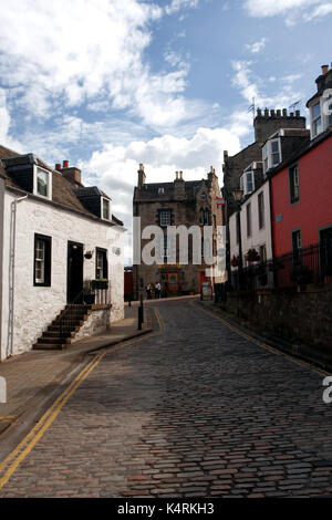 Gli edifici di vecchia costruzione acciottolata high street a south queensferry nei pressi di Edimburgo, Scozia, Regno Unito Foto Stock