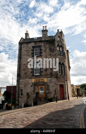 Vecchi edifici in una High Street acciottolata a South Queensferry vicino a Edimburgo, Scozia, Regno Unito Foto Stock