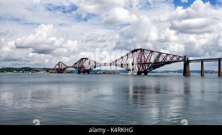 Il Forth Rail Bridge a sbalzo in esecuzione attraverso il Firth of Forth è un iconico struttura di collegamento di North e South Queensferry Edimburgo in Scozia Foto Stock