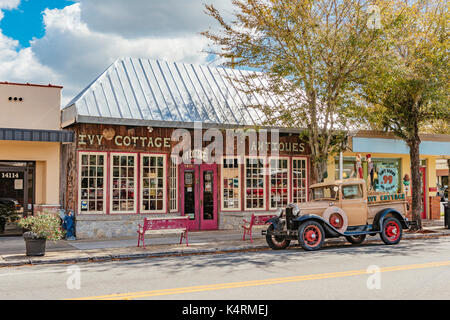 L'Ivy Cottage negozio di antiquariato in Dade City in Florida, USA, con un modello vintage una Ford pick up truck parcheggiato di fronte. Foto Stock