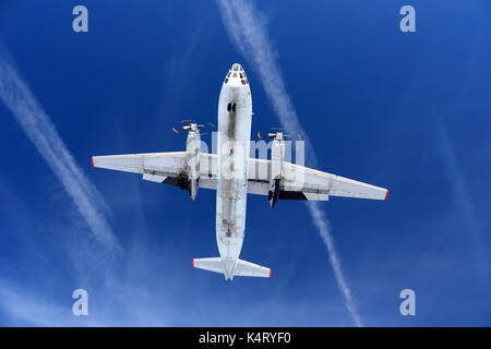 Kubinka, Moscow Region, Russia - aprile 1, 2011: antonov un-30 87 nero dell'esercito dell'aria russa in atterraggio a kubinka Air Force Base. Foto Stock