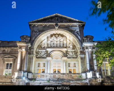 Teatro dell'opera è una pietra miliare in avignon, Francia, sotto la penombra del cielo della sera Foto Stock