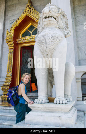 Un turista femminile all'ingresso al Tempio in marmo / Wat Benchamabophit Dusitvanaram a Bangkok, in Thailandia. Foto Stock