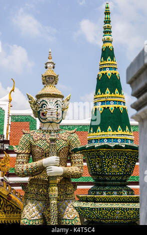 Il demone gigante custodi all'ingresso al Wat Phra Kaew a Bangkok, in Thailandia. Foto Stock