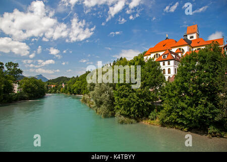 Una vista del paesaggio lungo il fiume Lech a Fussen, Baviera, Germania. Foto Stock