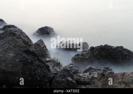 Misty rocce Foto Stock