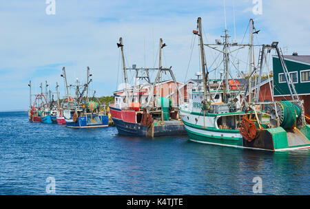 Attività di pesca i pescherecci con reti da traino nel porto di Port au choix sul golfo di St Lawrence, Western Terranova, Canada Foto Stock