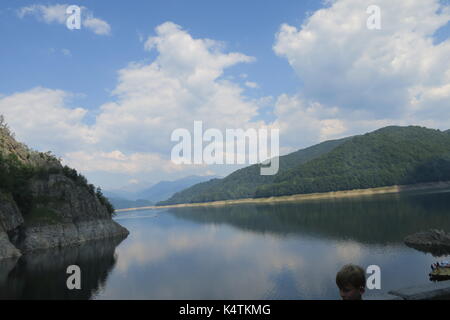 Il lago di Vidraru, un lago artificiale in montagna Fagaras, la Romania è il lago del serbatoio creato nel 1965 sul fiume di arges per la produzione di energia elettrica. Foto Stock