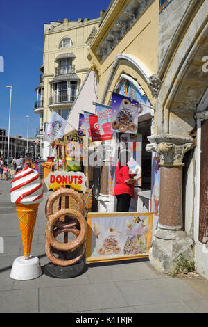 Gelati e donut shop sul lungomare della località balneare di Hastings sul lungomare di Pelham posto, East Sussex, Regno Unito Foto Stock