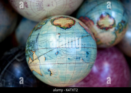 Vintage globi terrestri in un mercato delle pulci Foto Stock