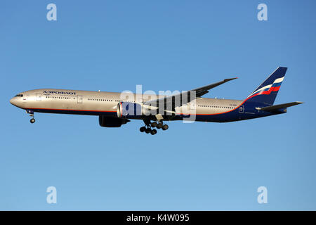 Sheremetyevo, Moscow Region, Russia - 28 dicembre 2015: Aeroflot Boeing 777-300 ER VQ-BCG sbarco presso l'aeroporto internazionale di Sheremetyevo. Foto Stock