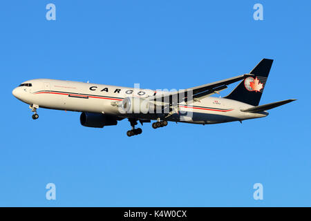 Sheremetyevo, Moscow Region, Russia - 28 dicembre 2015: cargojet airways Boeing 767-328 ER c-gvij sbarco presso l'aeroporto internazionale di Sheremetyevo. Foto Stock