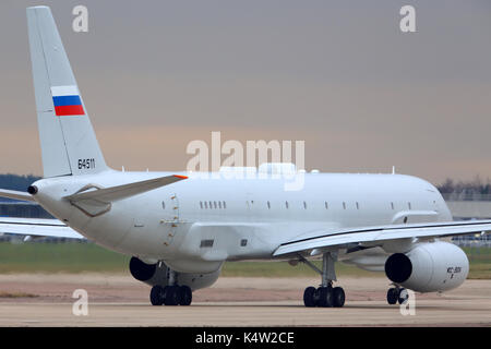 Zhukovsky, Moscow Region, Russia - 19 ottobre 2013: Tupolev Tu-204r 64511 aerei di ricognizione di russo air force in rullaggio a zhukovsky. Foto Stock