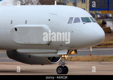Zhukovsky, Moscow Region, Russia - 19 ottobre 2013: Tupolev Tu-204r 64511 aerei di ricognizione di russo air force in rullaggio a zhukovsky. Foto Stock