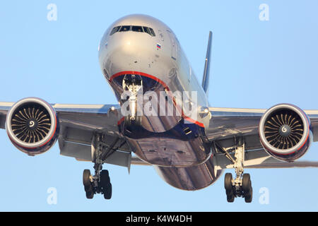 Sheremetyevo, Moscow Region, Russia - 10 marzo 2015: Aeroflot Boeing 777-300 vq-bqf sbarco presso l'aeroporto internazionale di Sheremetyevo. Foto Stock