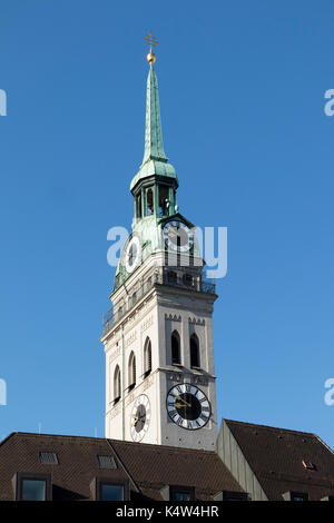 Il campanile della chiesa di San Pietro, Peterskirche, Monaco di Baviera, Germania Foto Stock