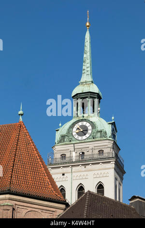 Il campanile della chiesa di San Pietro, Peterskirche, Monaco di Baviera, Germania Foto Stock