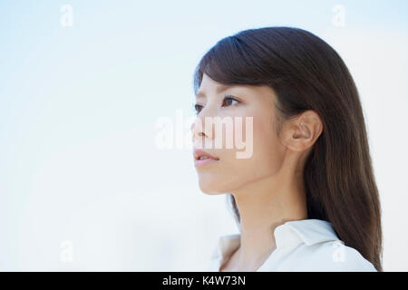 Ritratto di giovane donna giapponese centro di Tokyo, Giappone Foto Stock