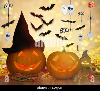 Zucche intagliate in witch hat e ghirlanda di halloween Foto Stock